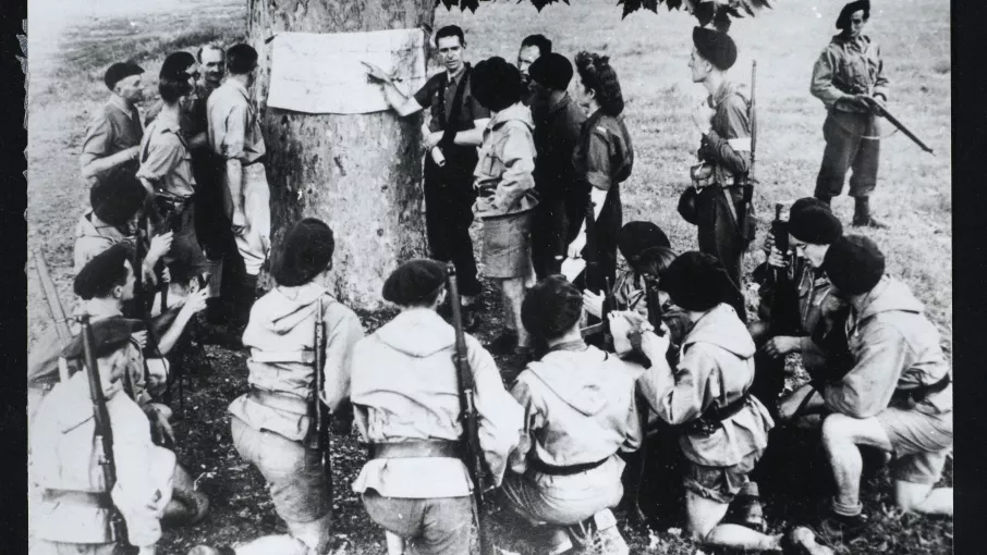 Photo d'un chef FFI de la Chartreuse montrant un plan à des maquisards, août 1944