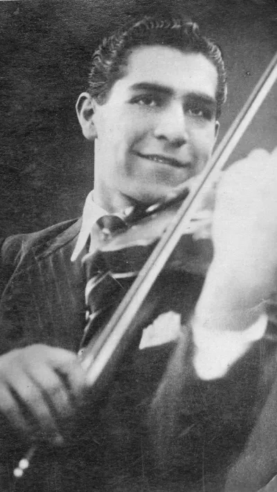 Manouk Kouzoubachian jouant du violon - © Famille Kouzoubachian