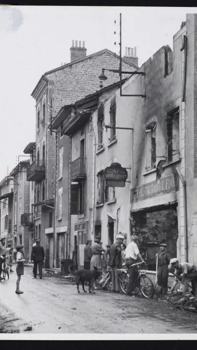 Hôtel Fiard incendié par les Allemands. Coll. Musée de la Résistance et de la Déportation - Département de l'Isère - 92.07.1043.