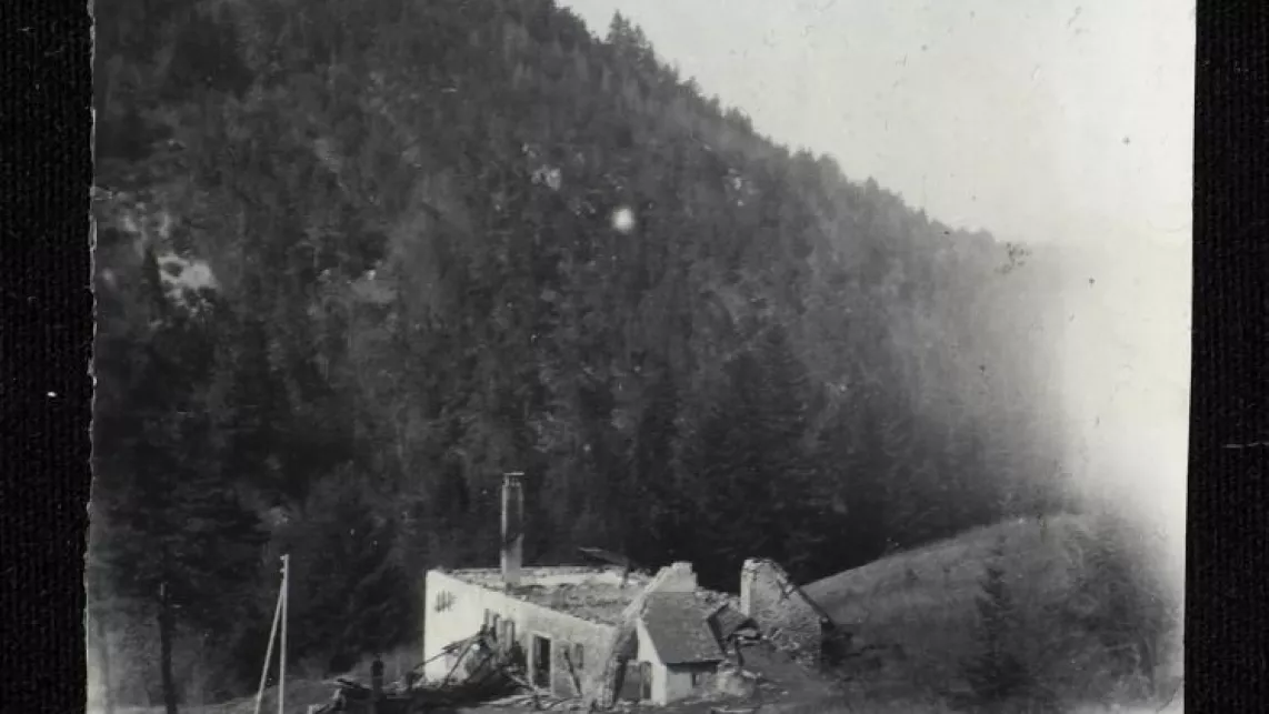 Monastère de l'Esparron incendié, coll. Musée de la Résistance et de la Déportation - Département de l'Isère - 91.07.107
