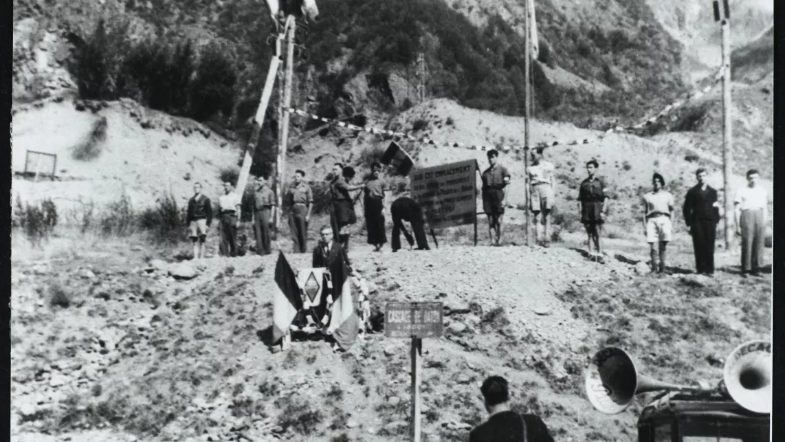 Hommage aux maquis de l'Oisans à l'Infernet, 1944, coll. Musée de la Résistance et de la Déportation - Département de l'Isère - 94.07.90