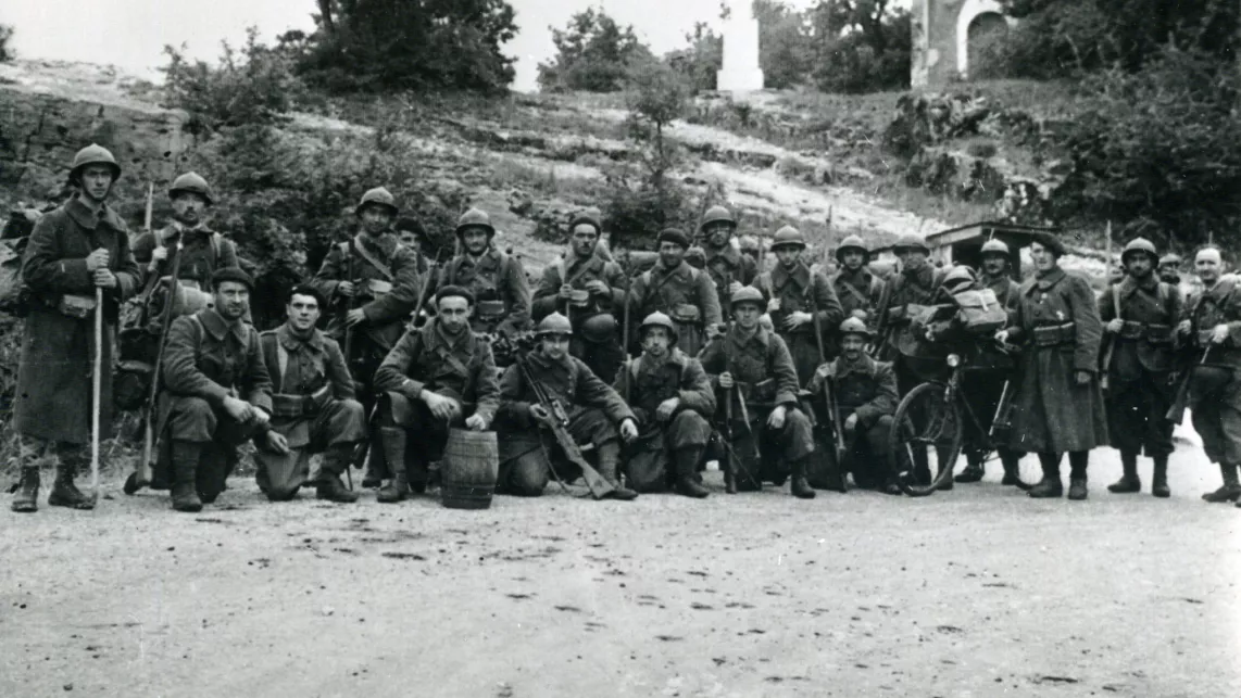 Soldats français réunies lors de la bataille de Voreppe en juin 1940, coll. Musée de la Résistance et de la Déportation - Département de l'Isère - 2023.0.453