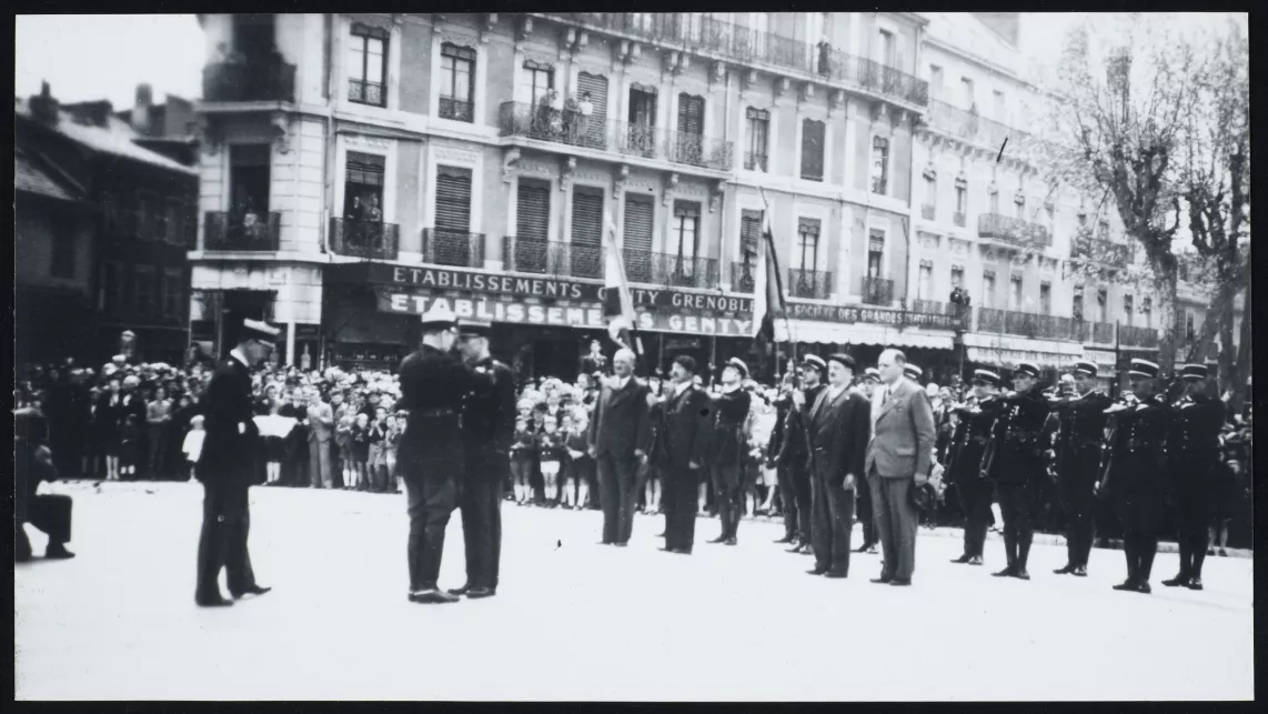 Remise de décorations à la libération de Voiron, 1945, coll. Musée de la Résistance et de la Déportation - Département de l'Isère - 93.07.96